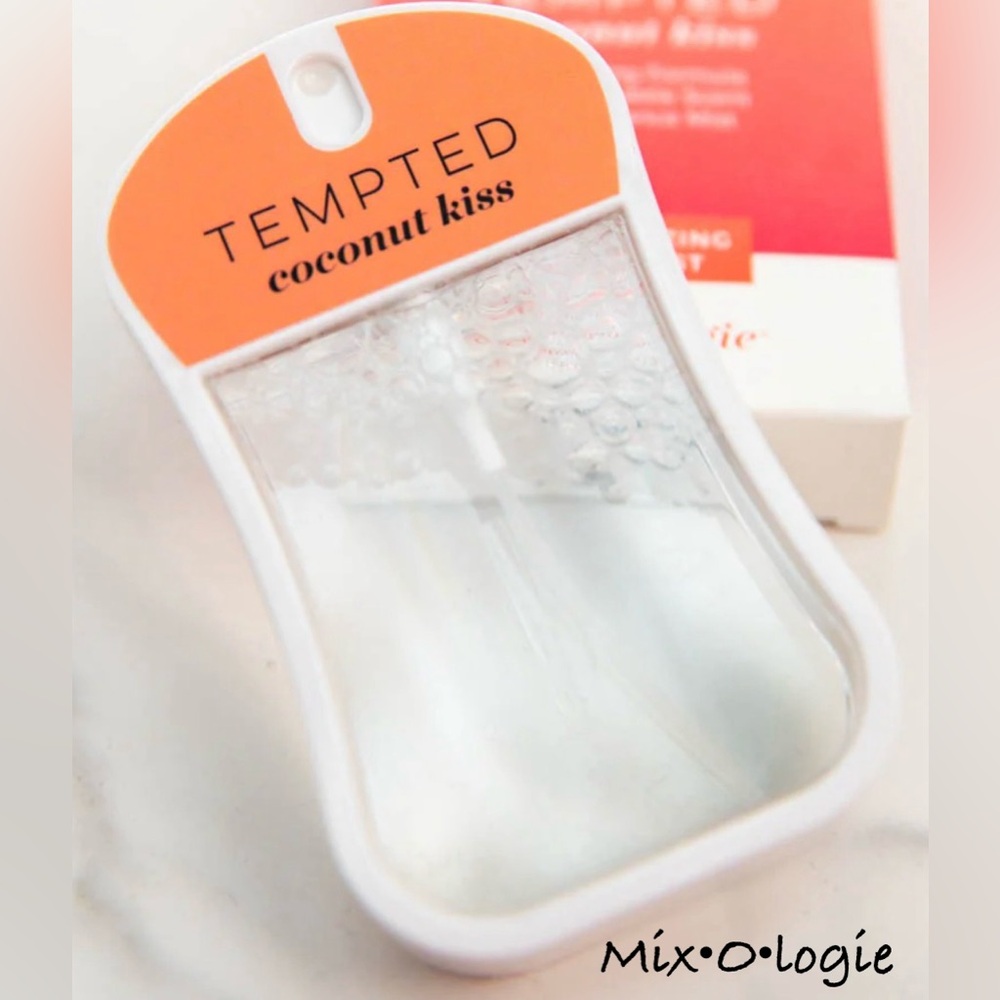 MIXOLOGIE TEMPTED COCONUT KISS
MOISTURIZING BODY MIST
1.1 FL OZ / 35 ML